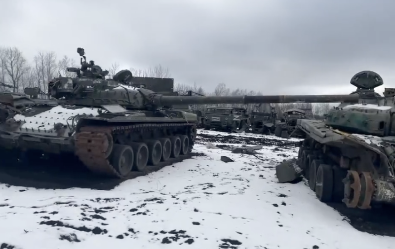 相鄰烏克蘭的俄城市發現大量遺棄軍事裝備。   圖：翻攝自推特影片