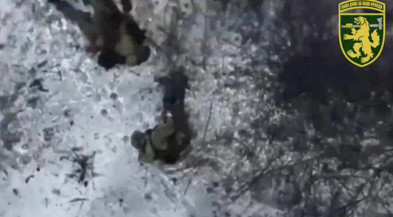 網路上曝光前線影片，俄軍慘被烏軍擊殺。   圖：翻攝自推特影片