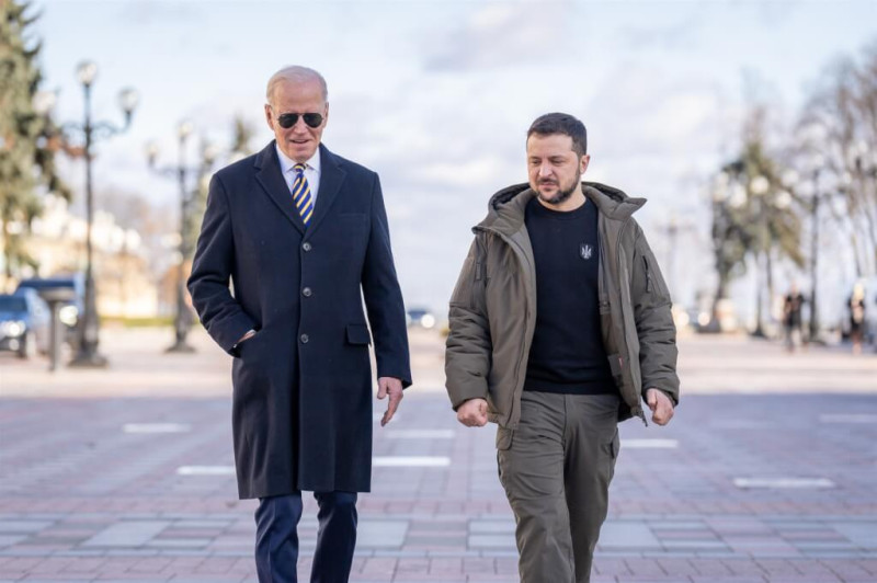 拜登20日無預警訪問烏克蘭首都基輔，和烏克蘭總統澤連斯基並肩而走。   圖：翻攝POTUS推特