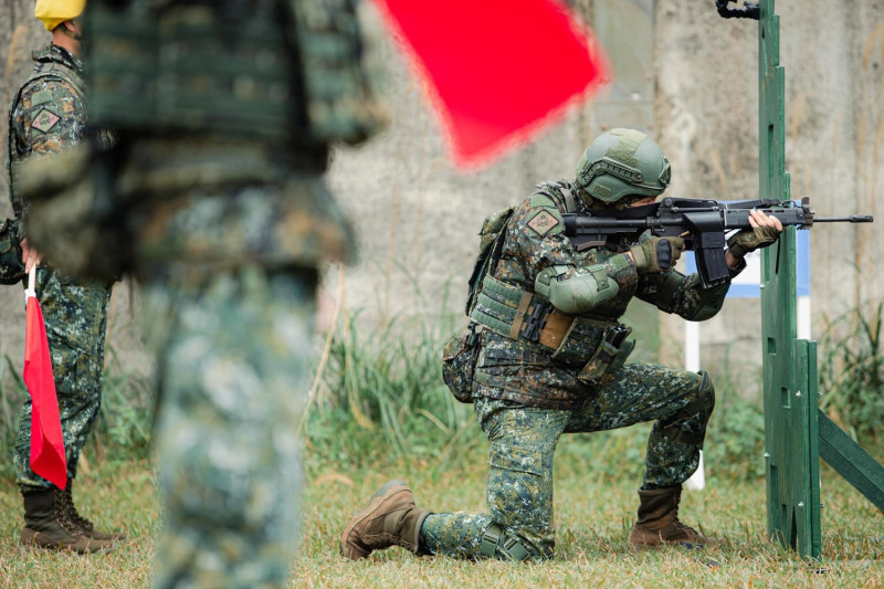 國軍「實戰化射擊」訓練，新增移位運動「跪姿」射擊項目。   圖：翻攝國防部發言人臉書