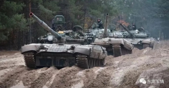 俄軍坦克在泥濘中前進，準備與烏軍展開決戰。   圖 : 翻攝自東南軍情