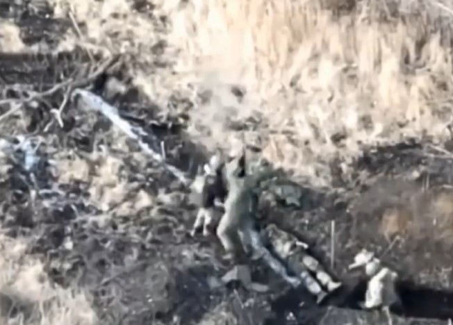 俄軍朝自己的正上方發射榴彈砲，慘遭掉下的砲彈炸翻在地。   圖：翻攝自推特／@Azovsouth