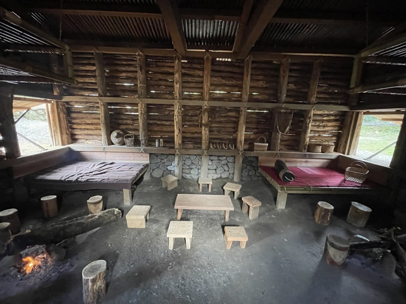 新北第一座泰雅原民家屋－德拉楠泰雅家屋內部有竹木床、三灶石等傳統擺設（資料照）。   圖：新北市教育局提供