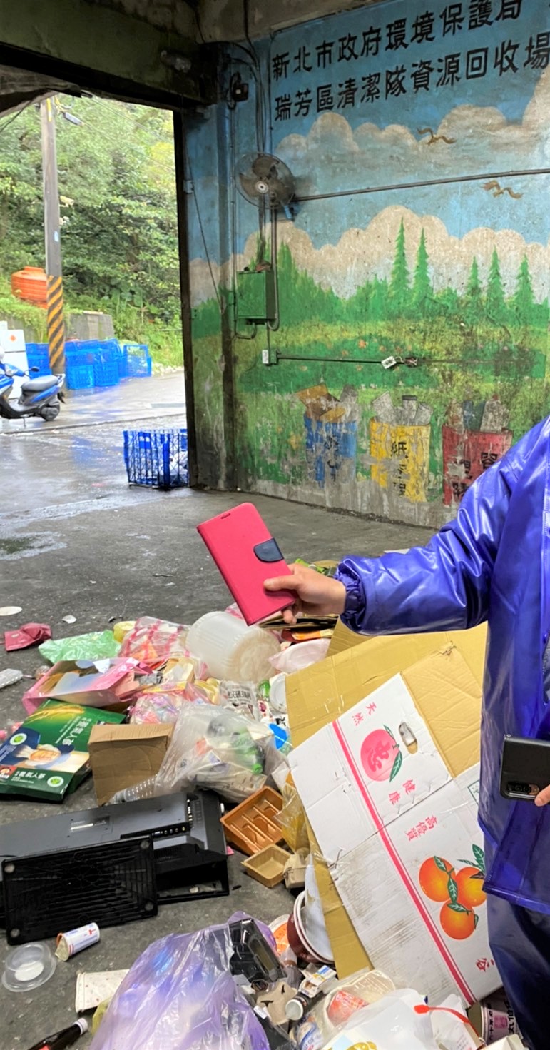 瑞芳區清潔隊今(21)日協助民眾找回誤丟到資源回收車裡的手機。   圖：新北市環保局提供