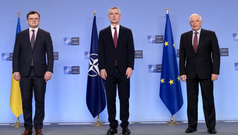北約秘書長史托騰柏格（中）、歐盟最高外交官波瑞爾（右）、烏克蘭外長庫列巴（左）21日舉行三方會談。   圖：北約提供