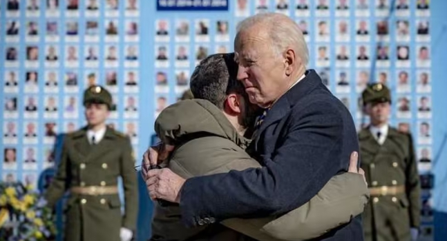 美國總統拜登在俄烏戰爭週年前夕突然訪問基輔，擁抱烏克蘭總統澤連斯基表達支持。   圖 : 翻攝自韋維大觀