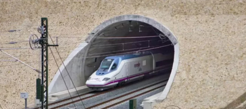 西班牙砸大錢添購數十輛新火車，結果直到最近才發現，火車太寬，無法進入部分隧道。   圖：翻攝Renfe官網