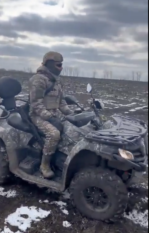 烏軍士兵使用小編隊車輛進行移動。   圖：翻攝自推特影片