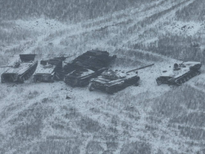 俄軍坦克遺落在雪地中。   圖：翻攝自推特