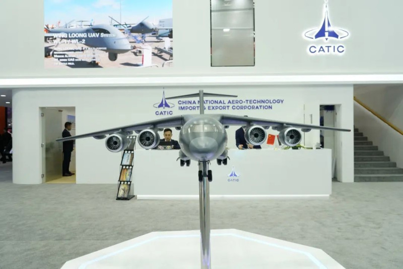 中國軍工企業在「IDEX 2023」國際防務展，展出運-20「鯤鵬」運輸機模型。   圖：翻攝陸網/觀察者