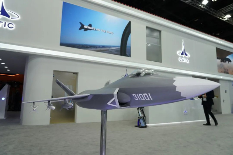 中國軍工企業在「IDEX 2023」國際防務展，展出FC-31「鶻鷹」多用途戰機模型。 圖：翻攝陸網/觀察者