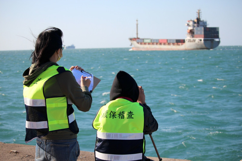 進出台北港船舶之排煙亦納入管制。   圖：新北市環保局提供
