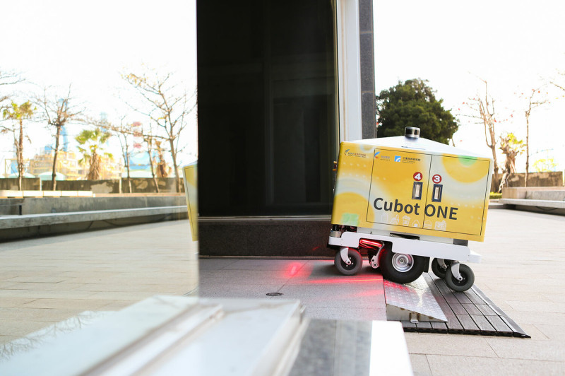 工研院攜手統一超商及foodomo外送平台，於高雄軟體園區試營運Cubot ONE機器人外送服務。   圖：取自經濟部技術處補助工研院官網