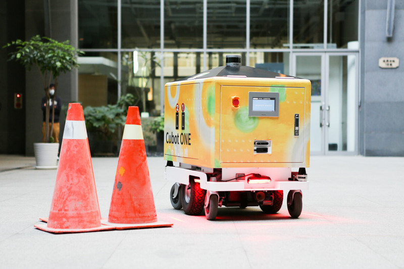 工研院整合3D定位與導航技術、專利車體設計，使機器人外送員Cubot ONE在遇到行人或障礙物，能智慧避開障礙，安全外送。   圖：取自經濟部技術處補助工研院官網