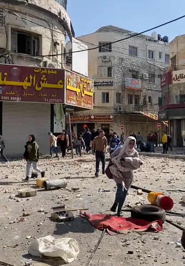 以色列陸軍23 日在巴勒斯坦自治區那不魯斯 ( Nablus ) 發動突擊，當地民眾倉皇逃生。   圖: 翻攝自 @MuhammadSmiry 推特 