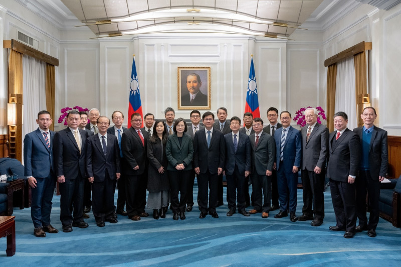 總統蔡英文23日接見台灣生物產業發展協會等業者。   圖：總統府提供