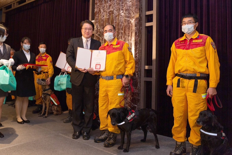 內政部長林右昌致贈特搜隊人員感謝狀。   圖：內政部提供