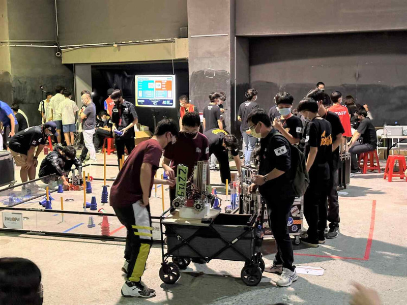 嘉義縣竹崎高中科技競賽團隊2022-2023 FIRST機器人大賽台灣選拔賽表現亮眼。   圖：嘉義縣政府/提供