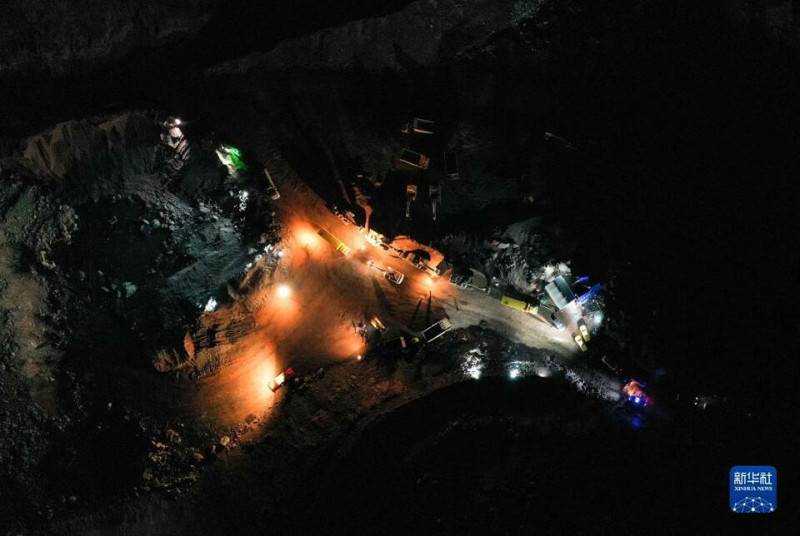內蒙古22日發生煤礦坍塌，目前已有4人罹難49人失聯。   圖：翻攝自新華社