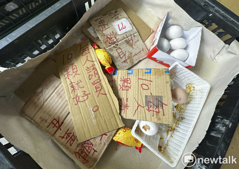 北市萬華區青年路一家雜貨店的雞蛋箱前一日已被搶購一空，雜貨店老闆推出『每人請買10顆就好』的買雞蛋辦法，希望大家都可以買到蛋。   圖：張良一/攝