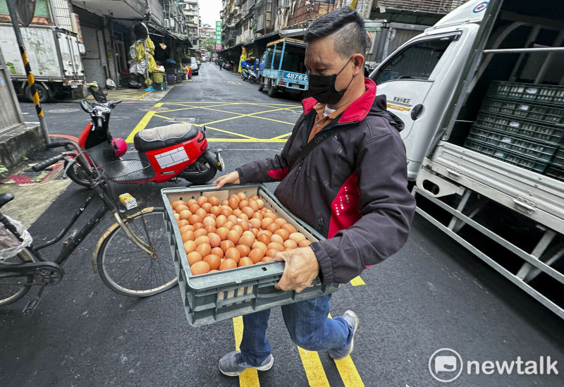 蛋販忙著將雞蛋送至各個雜貨店，他說，雞蛋生產量變少，但是還有雞蛋，大家不要搶購囤蛋，就買得到雞蛋。   圖：張良一/攝