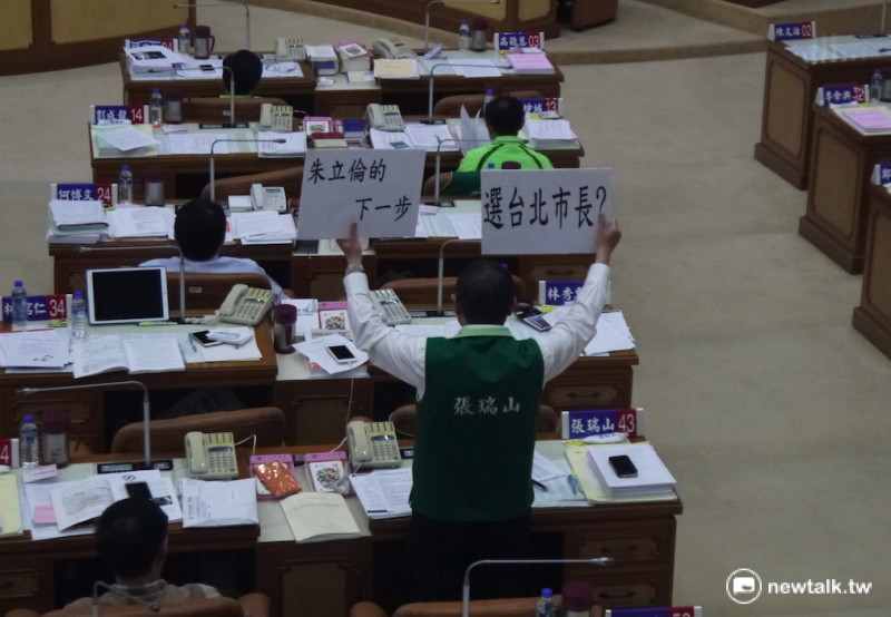 新北市議員張瑞山質詢朱立倫是否選台北市長。   圖：鍾孟軒/攝