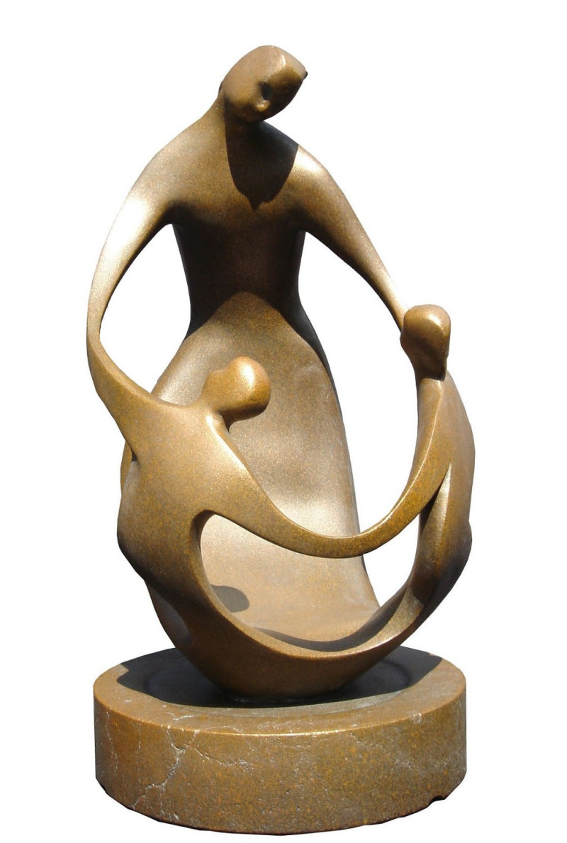 王秀杞是一名臺灣雕塑藝術家，他擅長以各種材料雕塑出充滿溫情的作品。   圖：由桃園市政府提供