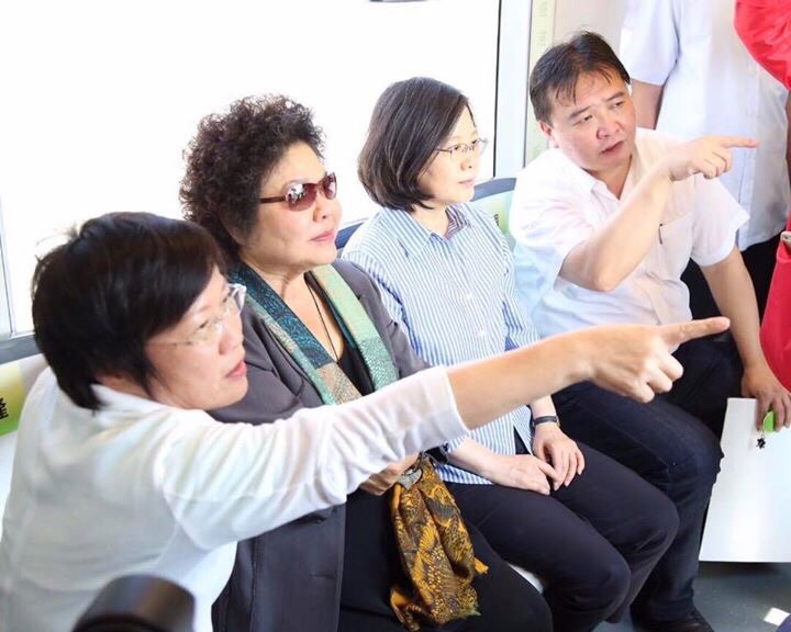 總統蔡英文、高雄市長陳菊、立委劉世芳在捷運上親切討論。   圖：翻攝自劉世芳臉書。