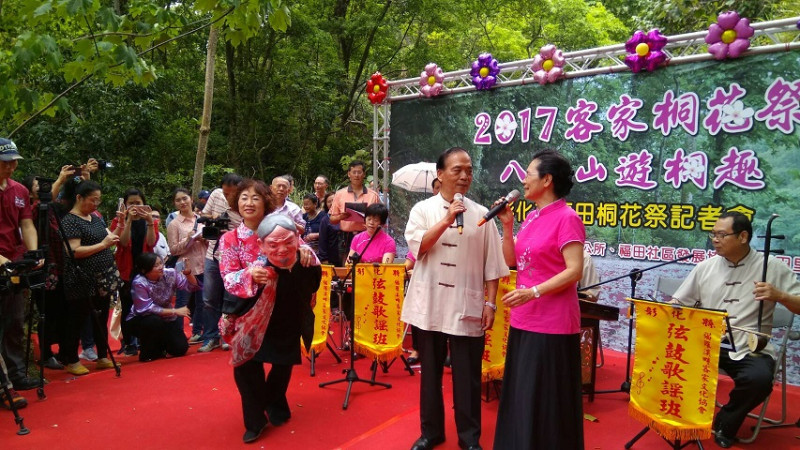 桐花祭活動有精彩的客家山歌表演。   圖：彰化縣文化局提供。