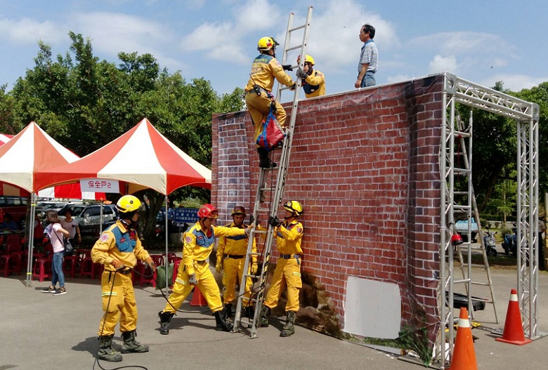 救難人員演練從屋頂救出受困民眾。   圖：台中市政府提供