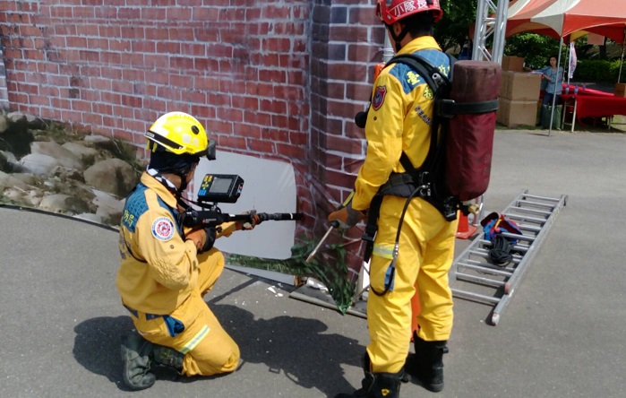 救難人員演練以雷達探測器尋找受困民眾。   圖：台中市政府提供