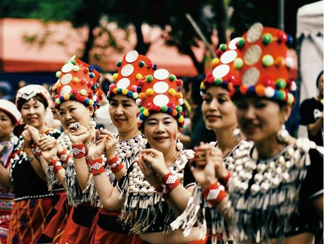 每年龍岡米干節都會舉行盛大的慶祝活動，台灣各地的雲南人都會來參與盛會，穿上美麗的雲南傳統服飾，帶著雲南特殊樂器，手牽著手圍成圈圈開懷的自彈、自唱。   圖：桃園市政府提供