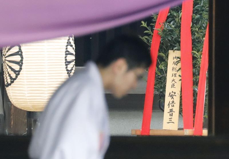 日本首相安倍晉三21日上午以「內閣總理大臣」名義，向靖國神社供奉名為「真榊」的供品。   圖：中央社（共同社提供）