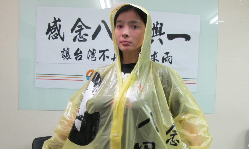 台聯藉由諧音發售「八田雨衣」以紀念八田與一的貢獻。   圖：林朝億/攝