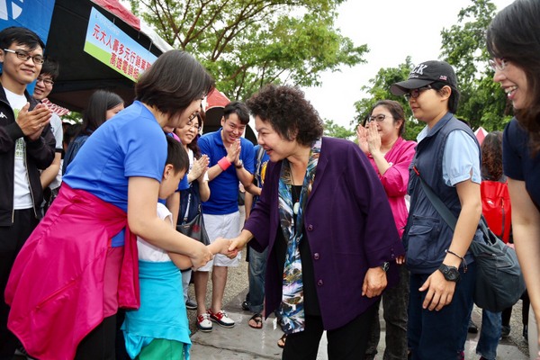 心路基金會30周年「好天天齊步走」活動，陳菊與民眾互動。   圖：心路基金會提供