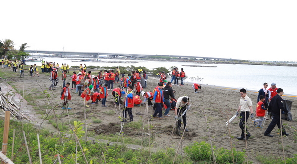 志工們一起淨灘。   圖：嘉義縣政府提供