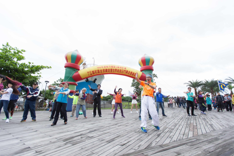 由基隆市政府結合體育會一起辦理的「運動i台灣」社區全民健走計畫第二站，今(22)日上午在碧砂漁港熱鬧登場。   圖：基隆市政府提供