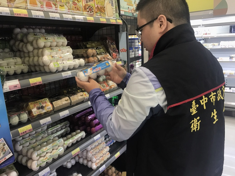 台中市衛生局從昨天開始已連續派員查核市內源頭蛋品業者、大賣場、生鮮超市、雜貨商店等，稽查結果並未發現問題蛋品在市面販售。   圖：台中市衛生局提供