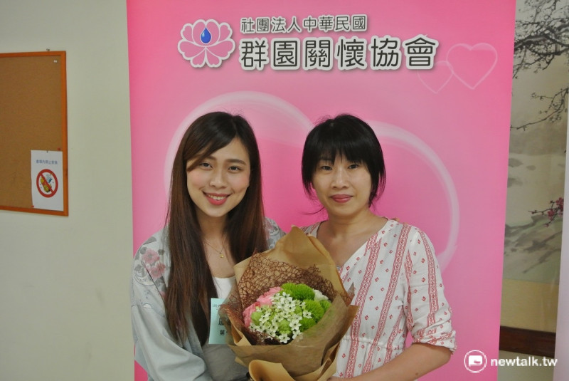 台中教育大學學生盧劭祈（左）立志當老師，她幼兒園時的老師陳家如（右）特地到會場獻花。   圖：唐復年/攝