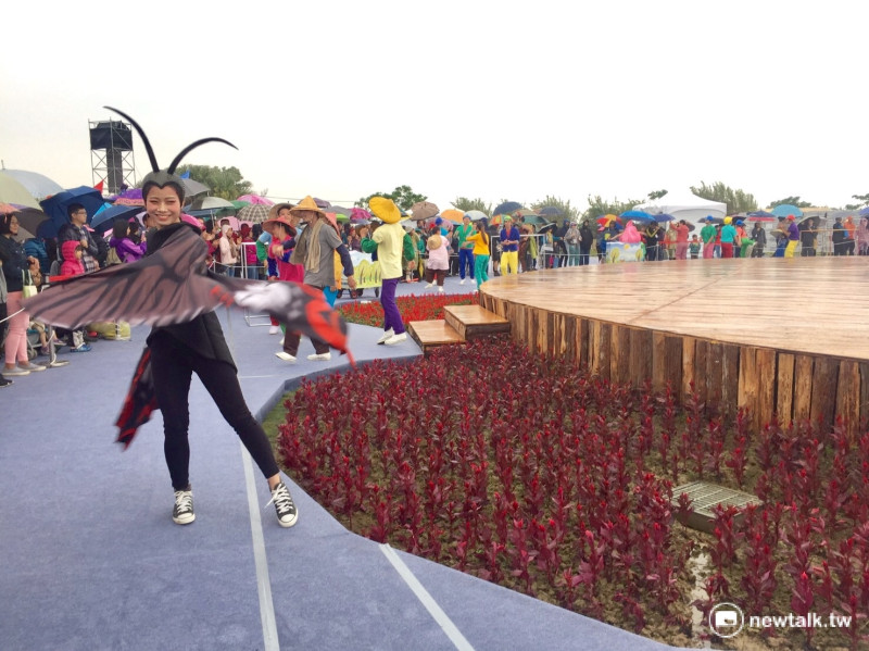 2017桃園農業博覽會假日上下午，各有一場由台灣戲曲學院表演的青農返鄉地目歌舞劇表演。   圖：陳奕/攝