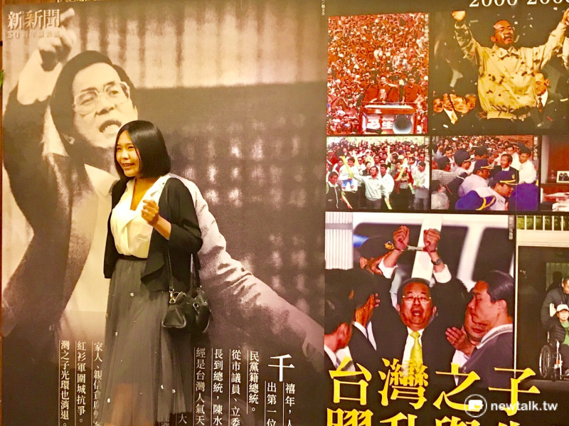 新新聞30週年的酒會現場，同時也佈置了台灣政治30多年重大事件簿，儼然是ㄧ部台灣政治近代紀錄展。出席酒會的來賓，都忍不住，與現場的輸出大圖合影留念。   圖：陳奕/攝