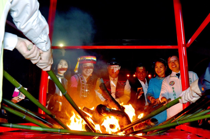 2017龍岡米干節「火把節」則是雲南彝族重要傳統，讓民眾體驗雲南民族文化與彝族傳說，也藉由「火把節」祈求平安、遠離災難。   圖:桃園市政府/提供