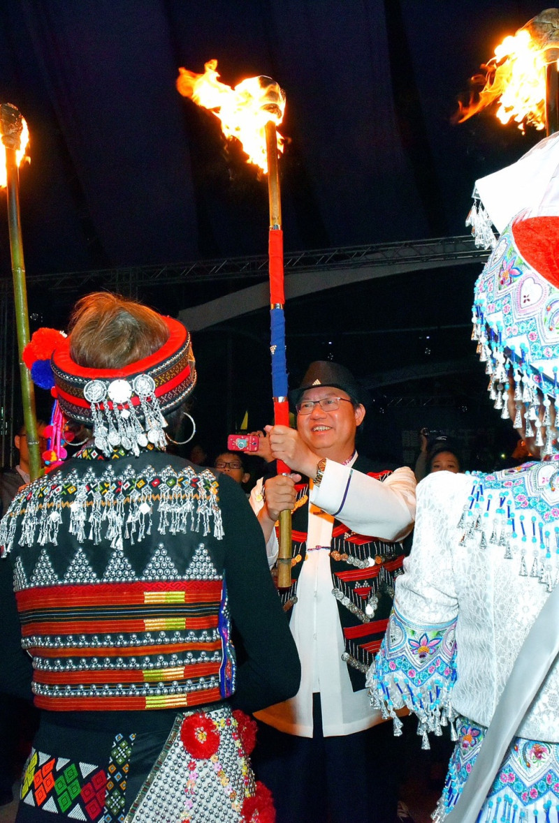 火把節是雲南彝族的傳統節慶活動，描述彝族英雄阿提拉巴戰勝凶神斯熱拉比，與族人團結火攻燒滅天蟲的故事。   圖:桃園市政府/提供