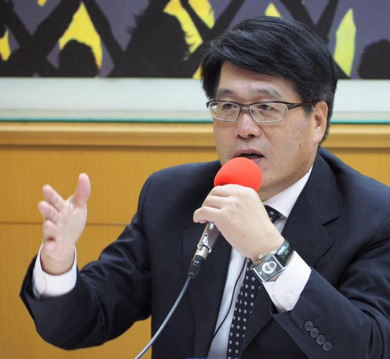 台灣民意基金會董事長游盈隆公布民調，指出在李明哲事件中，有5成6的民眾認為政府太軟弱。   圖：翻攝臉書。