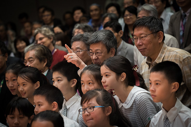 副總統陳建仁和台北市長柯文哲今(24)天出席「2017螢火蟲國際年會」，並與現場兒童合影。   圖：總統府提供