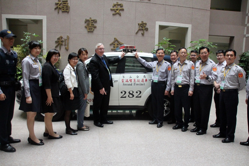 國際智慧城市論壇參訪團，對嘉義市雲端智慧巡邏車深感興趣。   圖：嘉義市政府提供。