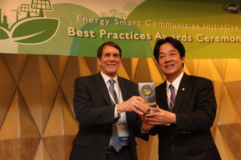 第3屆APEC「能源智慧社區倡議(The Energy Smart Communities Initiative ,ESCI)」最佳案例評選活動，台南市以「陽光電城─大台南迎向陽光」參賽，獲得低碳示範城鎮金質獎。   圖：台南市政府提供