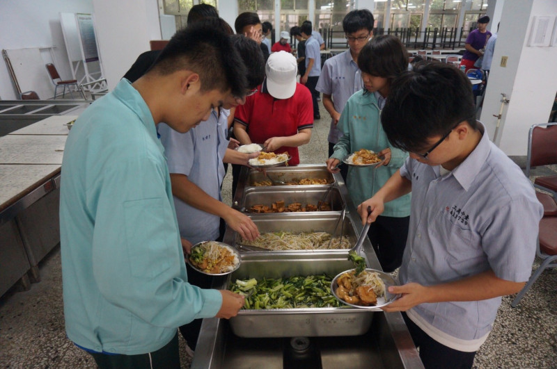 為照顧近500位住宿生，三餐餐食都依照教育部學校午餐食物內容及營養基準設計，由學校廚房統一供應。   圖：台中高工提供