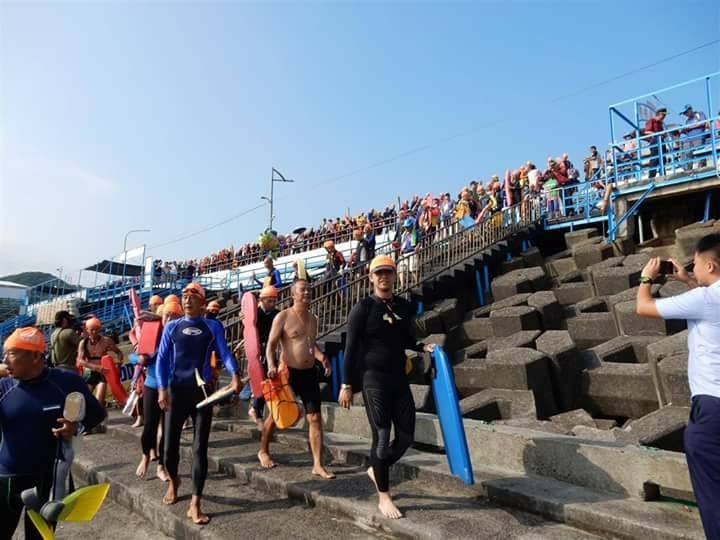 去年的2016基隆外木山海上長泳，參加者非常的多，當天現場幾乎水洩不通。   圖：基隆市政府提供