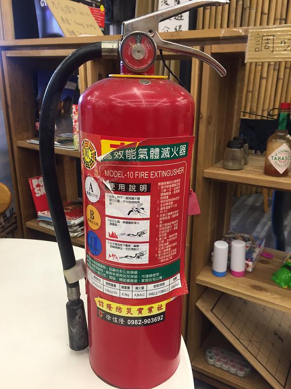 有不肖業者將一般乾粉滅火器貼上「高效能氣體滅火器」，以高價販售。   圖：台中市消防局提供。